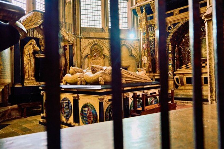 Interior de una iglesia con una gran estatua de una figura vestida, decoraciones elaboradas y un altar central. 2