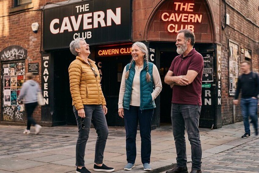 Drie personen staan voor De Cavern Club. 2