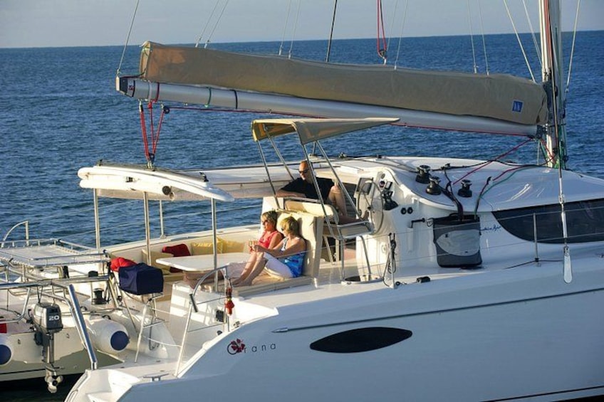 Un velero con cubierta cerrada, una persona al timón y otra en la proa. 3
