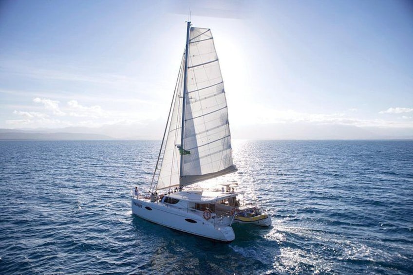 Un velero con una vela grande en el agua. 1