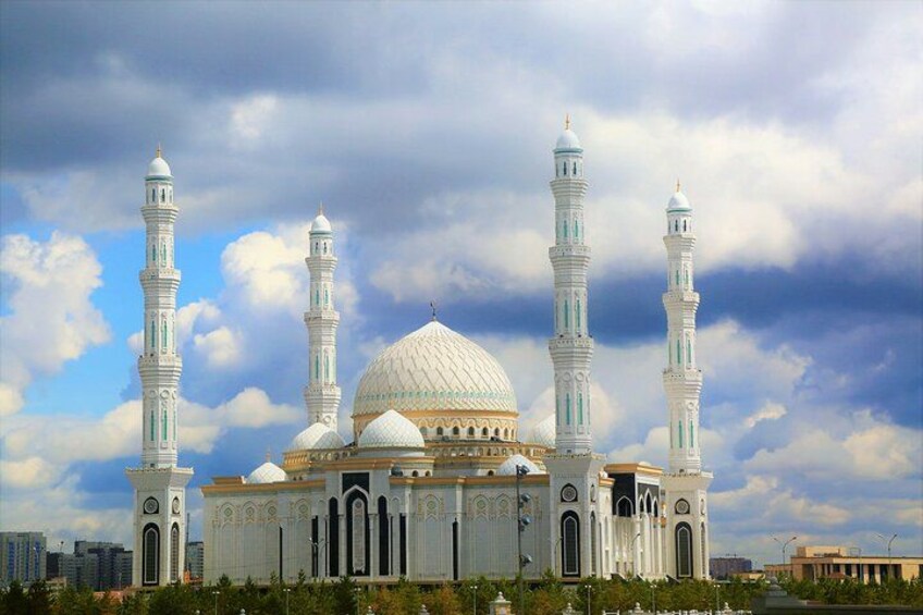 En moské med en stor central kuppel og fire minareter. 2