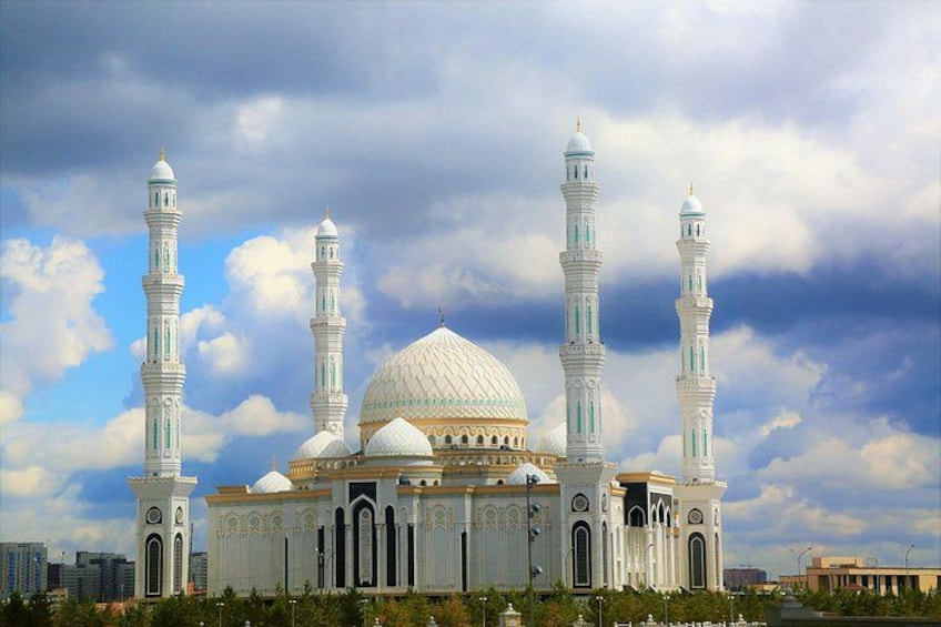 A large mosque with four minarets and a large dome. 3