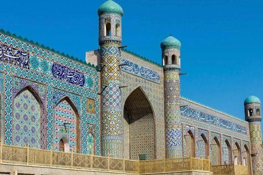 Una mezquita con detalles intrincados en azulejos y varias cúpulas. 2