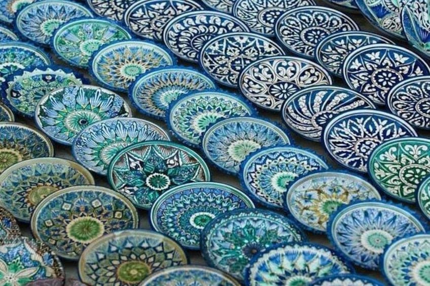 Una colección de platos de cerámica con diseños intrincados. 4