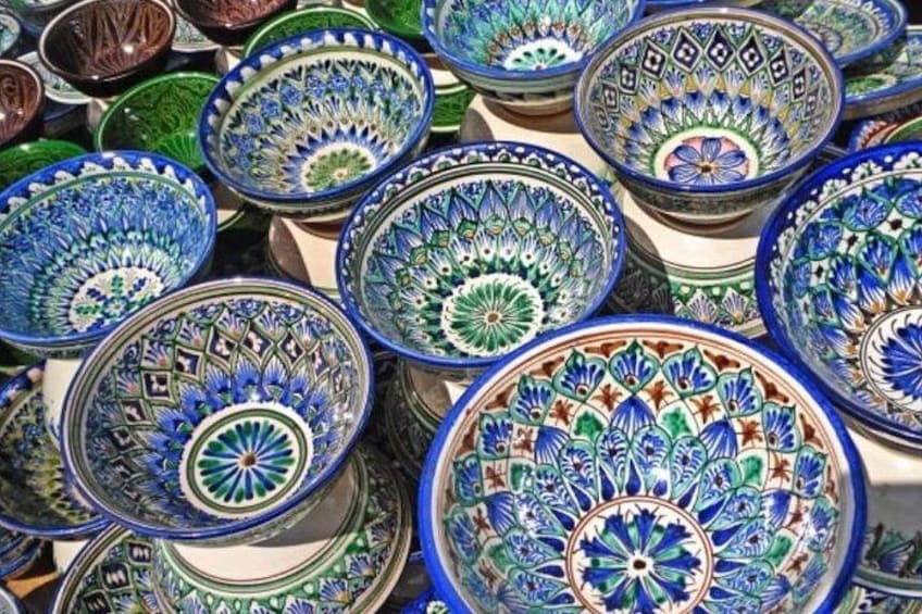Un conjunto de cuencos con intrincados diseños en azul y verde. 5