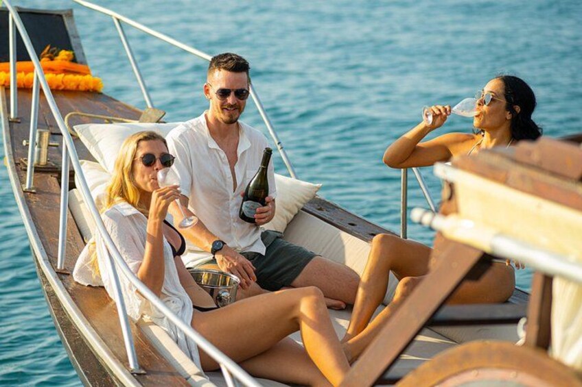 Una barca con persone sdraiate sulle poltrone a bordo, che sorseggiano bevande. 1