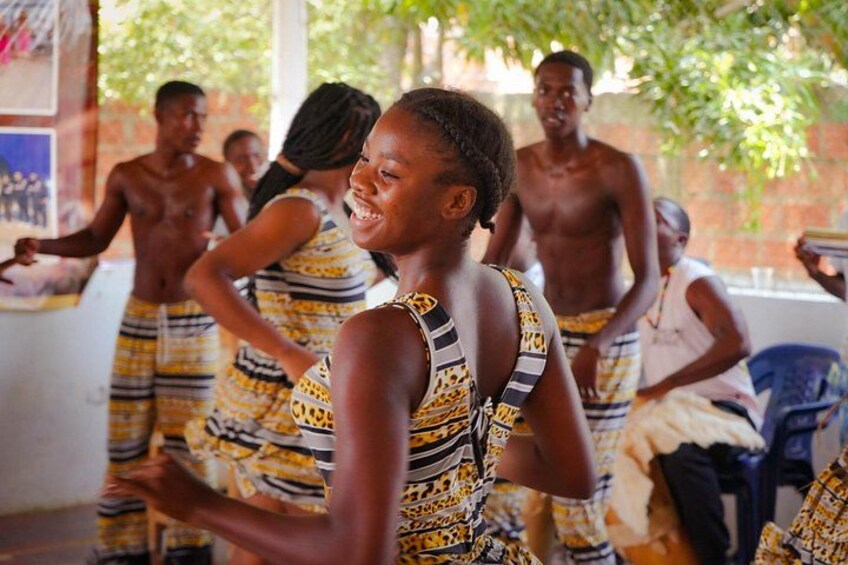 Un groupe de personnes vêtues de costumes traditionnels, peut-être dans un cadre culturel ou éducatif. 2