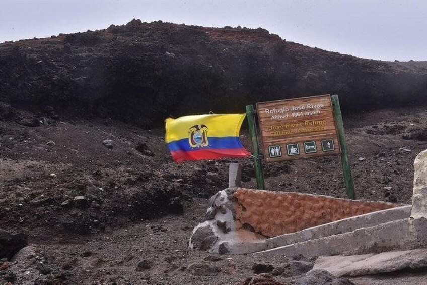 Una bandiera, un cartello e un paesaggio roccioso. 2