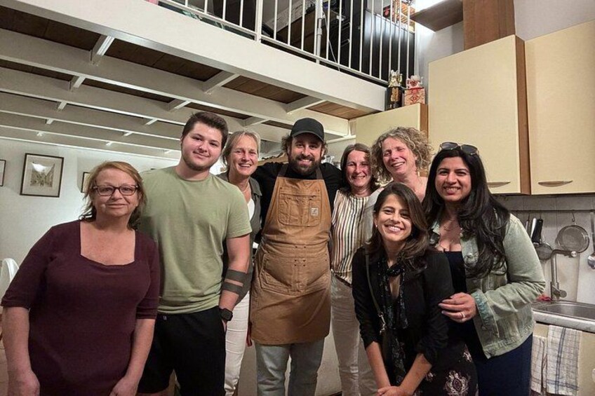 Un grupo de personas en una cocina con techos altos y electrodomésticos modernos. 2