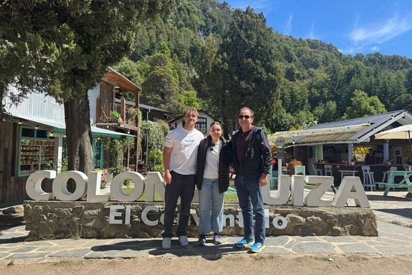 Tres personas de pie frente a un letrero que dice 'Colonia El Cid'. 5