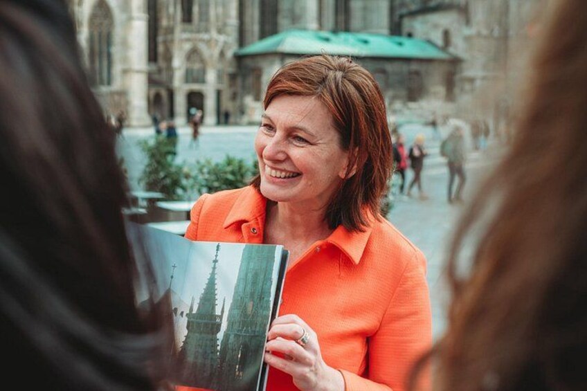 Eine Person hält ein Buch mit einem Landschaftsbild auf dem Einband. 1