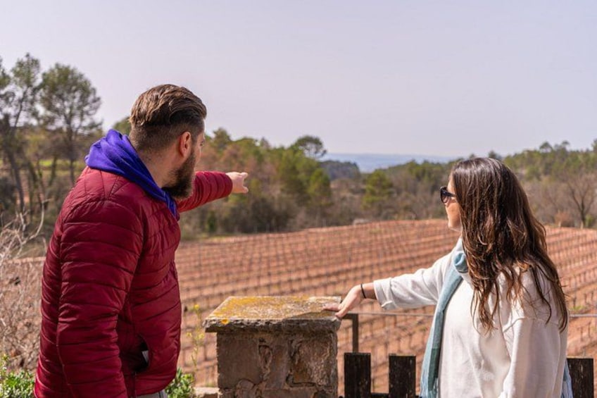Dos personas de pie al aire libre, una señalando algo a lo lejos. 2