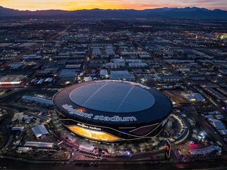 Una vista aerea dell'Allegiant Stadium al tramonto. 3