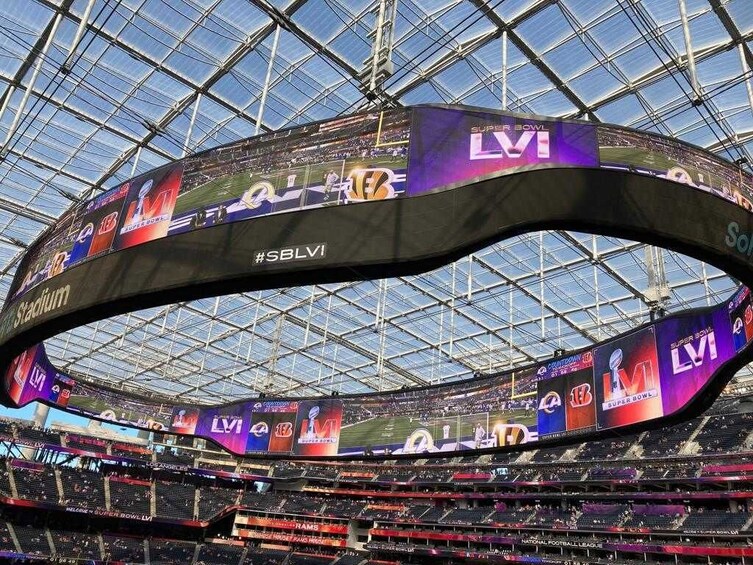 Un stade doté d’un grand écran LED incurvé diffusant des publicités pour le Super Bowl LIV. 2