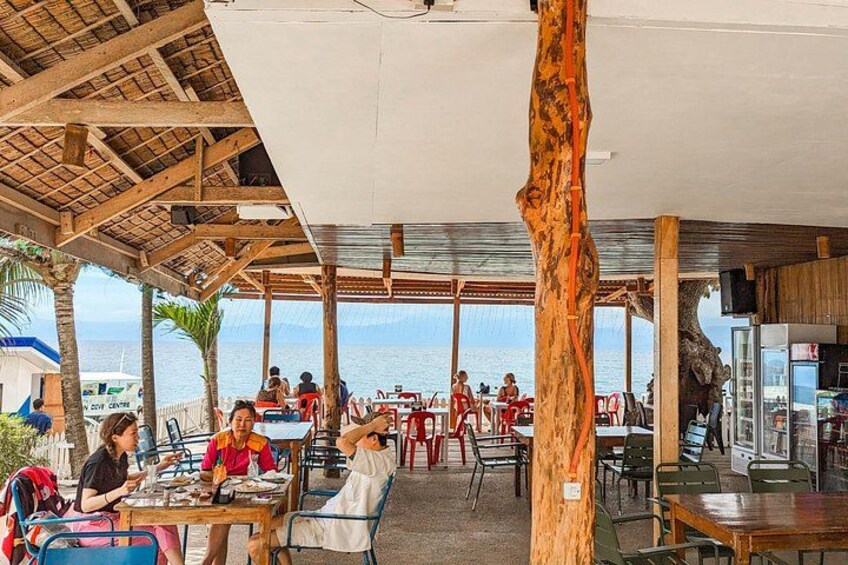 After your snorkeling adventure in Moalboal, dive into a delicious lunch right next door!
Pick from tasty Filipino dishes, refreshing fruit smoothies, and yummy snacks to keep your energy up for more. 3