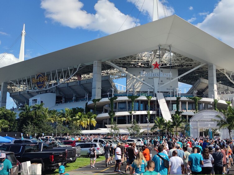 Een stadion met een groot publiek, palmbomen en een heldere lucht. 2