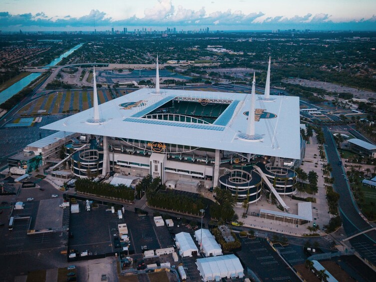 Een stadion met een bijzondere dakconstructie en twee hoge torens. 4
