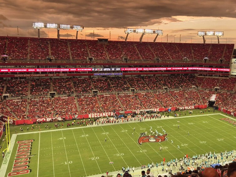Et fodboldstadion med et stort publikum, en fodboldbane og Tampa Bay Buccaneers' logo. 1