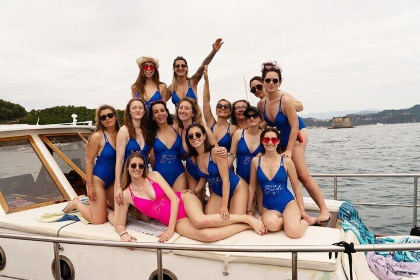 Eine Gruppe von Menschen in blauen Badeanzügen auf einem Boot. 4