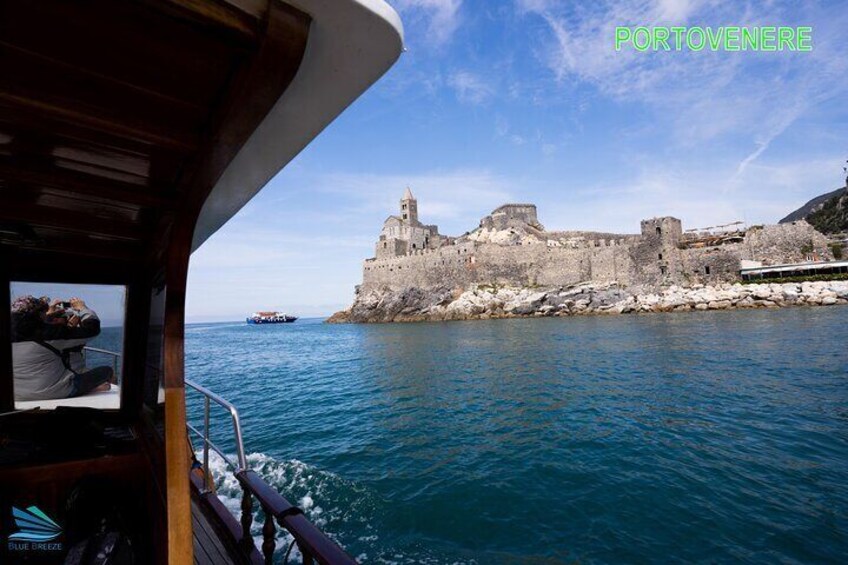 Vue côtière de Portovenere, avec un château historique perché sur un promontoire rocheux. 4