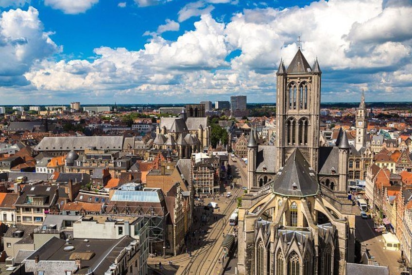 Un paisaje urbano histórico con una catedral destacada, que presenta una torre alta y arquitectura elaborada. 5
