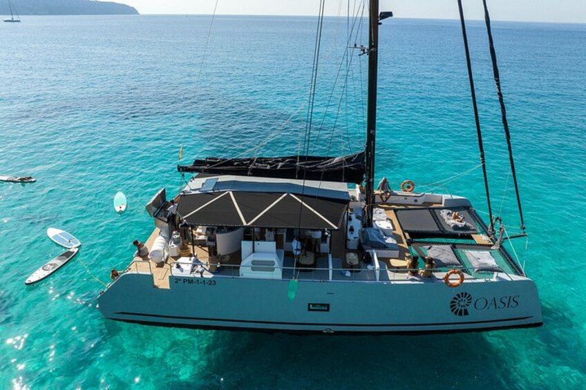 Un velero llamado 'Oasis' en aguas turquesas. 4