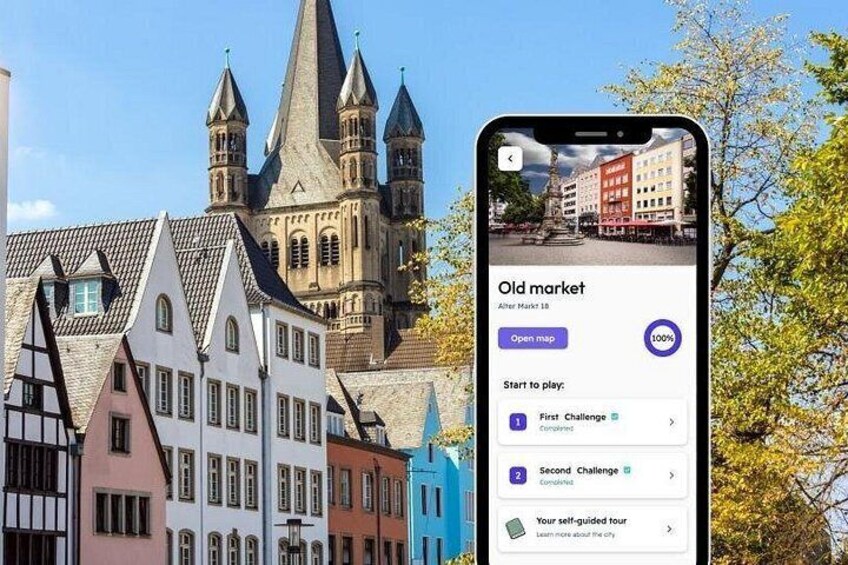 Ein Smartphone zeigt eine Karte vom Old Market, im Hintergrund ist eine Kirche zu sehen. 5