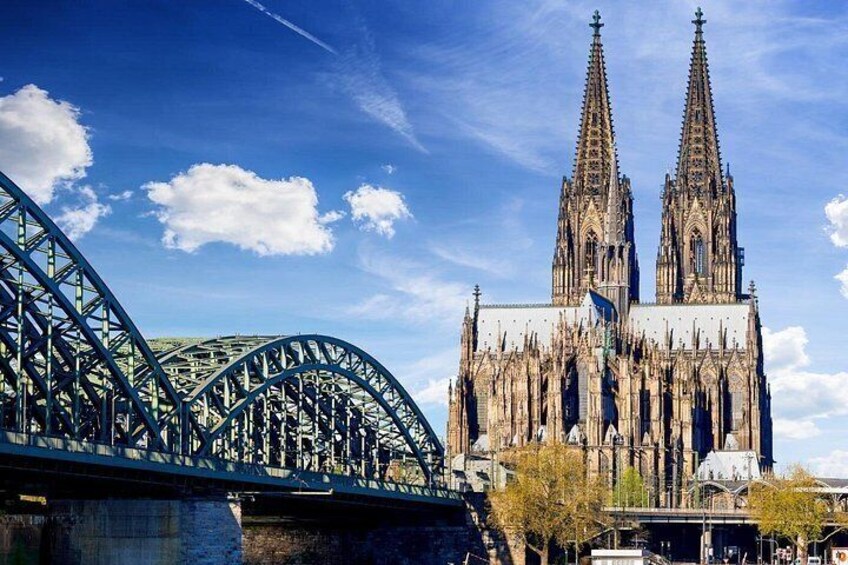 Eine Brücke und ein Dom mit zwei hohen Türmen. 3