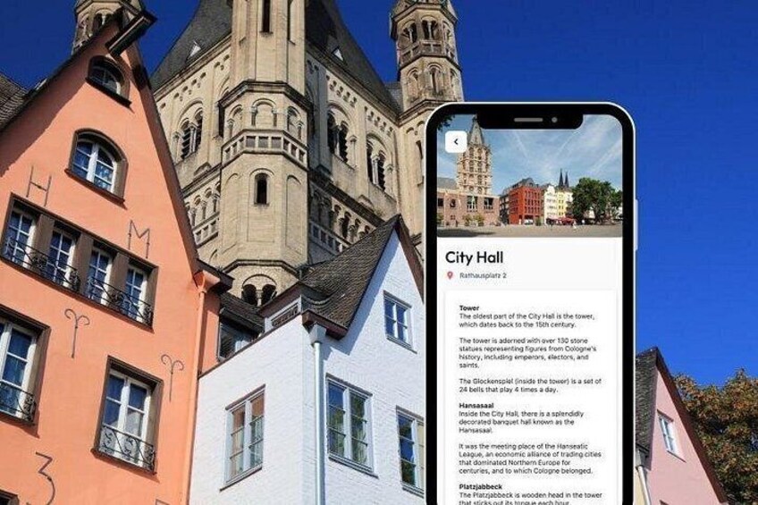 Ein Smartphone, das ein Rathaus mit einem Turm, einer Uhr und einer Statue zeigt. 4