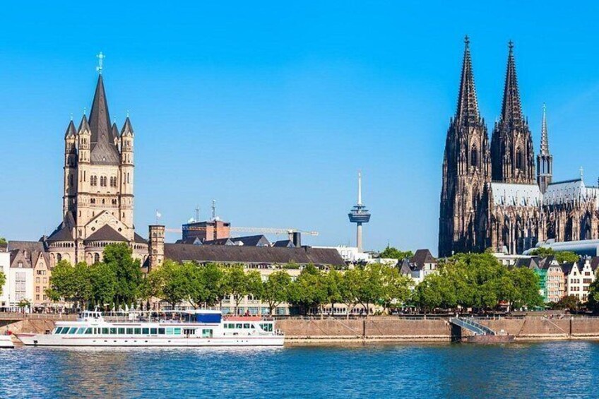 Ein Fluss mit einem Boot, einem Dom und einem Turm. 2