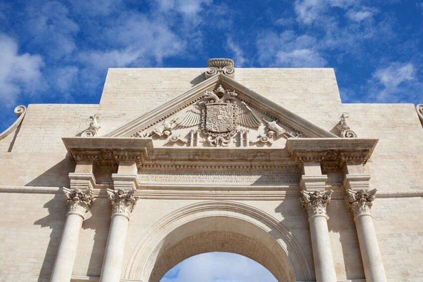 Un arco classico con colonne corinzie e una cornice finemente decorata. 2