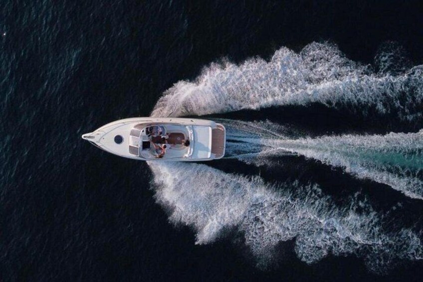 Een boot vaart met hoge snelheid over het water, met een kielzog erachter. 1