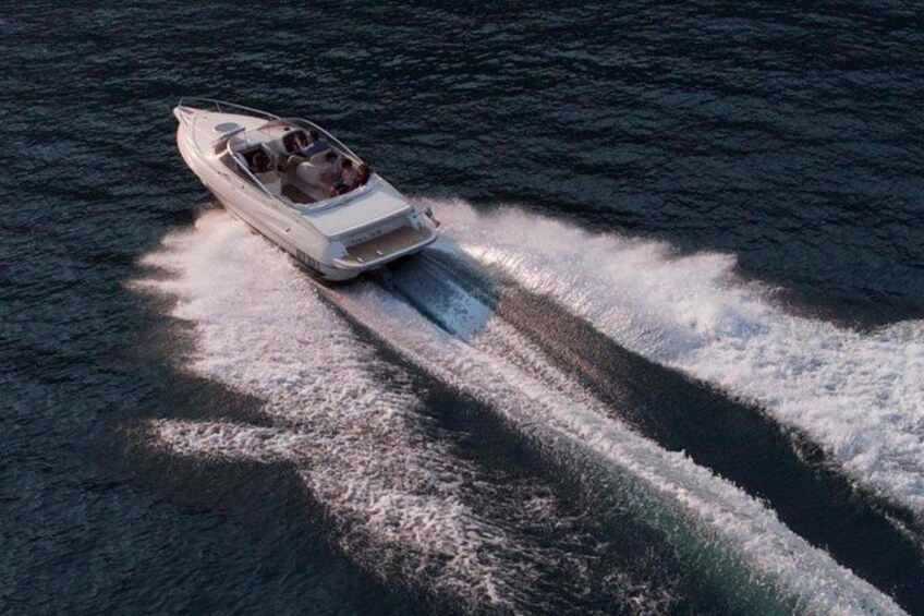 Een snelboot die over het water scheert en een kielzog achterlaat. 5