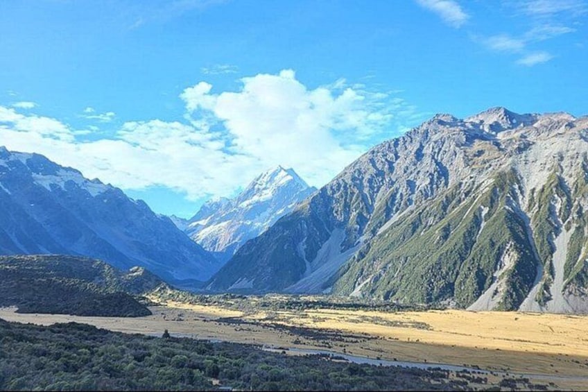 Eine gebirgige Landschaft mit einem Tal, einem Fluss und einem wolkenlosen Himmel. 5