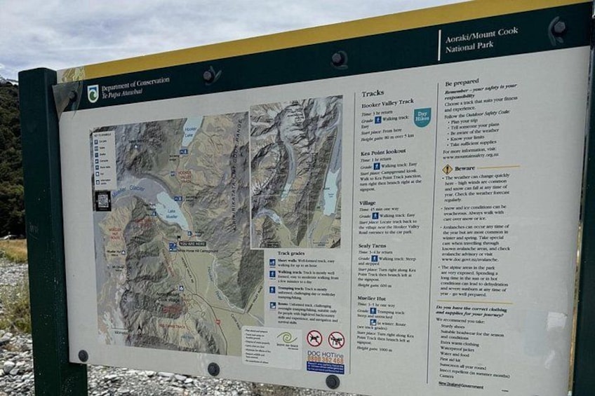 Eine Karte und Infotafel zum Akaroa/Mount Cook Nationalpark, inklusive Wanderwegen und Sicherheitshinweisen. 3