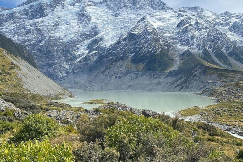 Eine Berglandschaft mit einem See und schneebedeckten Gipfeln. 4