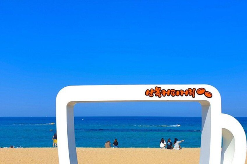 Una playa con una estructura blanca y un cielo azul cristalino. 4