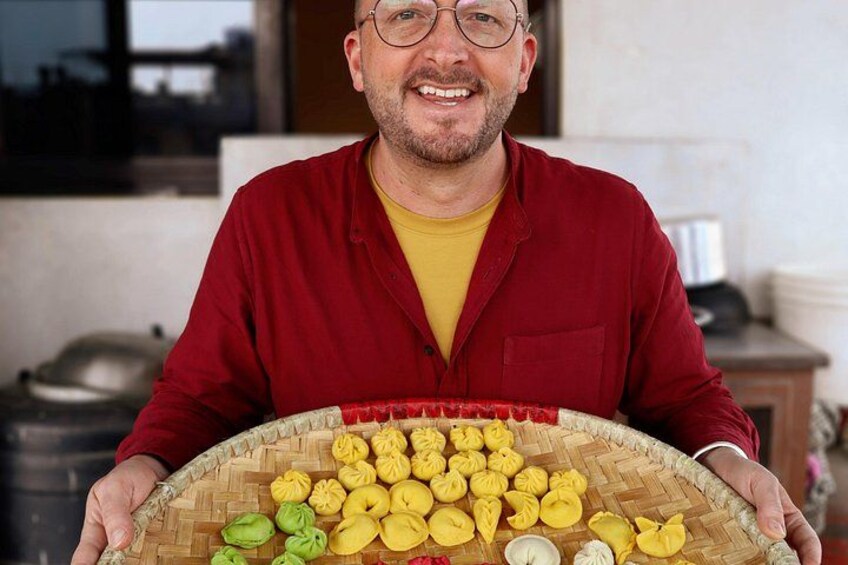 Une personne tenant un panier tressé rempli de pâtisseries de différentes formes. 3