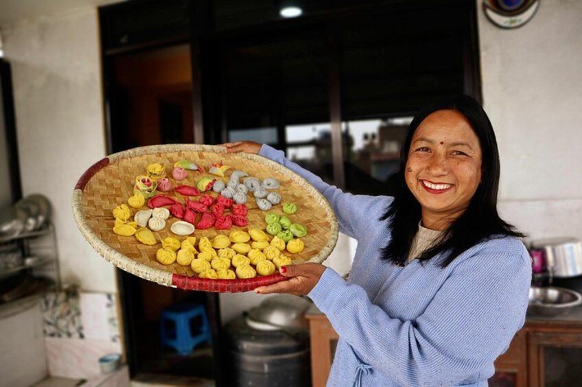 Une personne tenant un panier rempli d’aliments colorés. 1