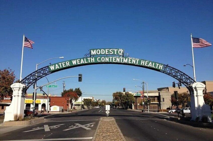 Et vejskilt med teksten 'Modesto Water Wealth Contempt Health'. 3