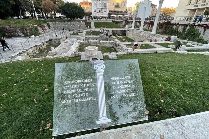 Un sitio histórico con un pozo y ruinas antiguas. 3