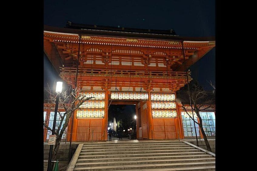 Yasaka Shrine
(night time) 2
