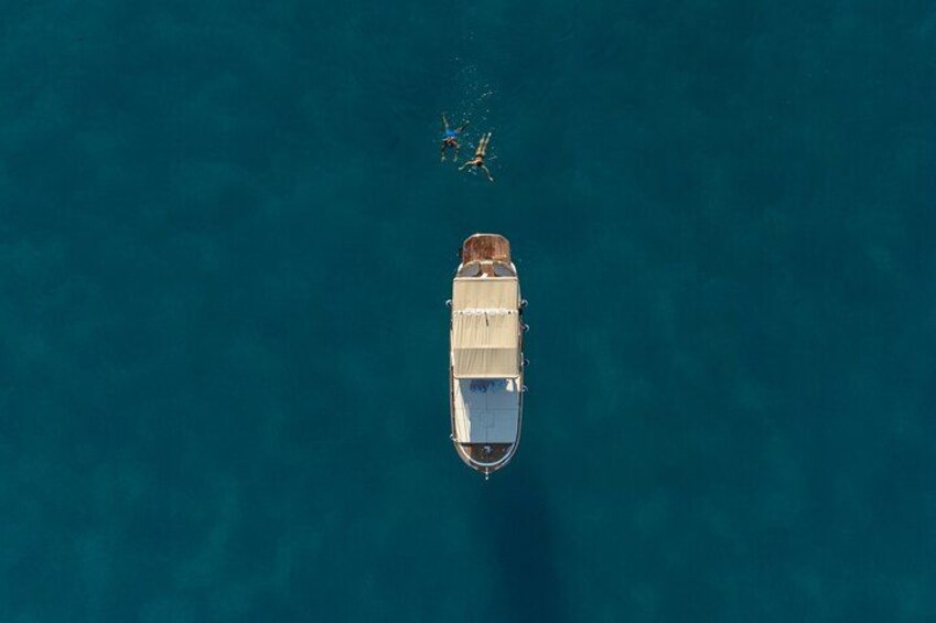 Vue aérienne d’un bateau sur une eau d’un bleu limpide. 5