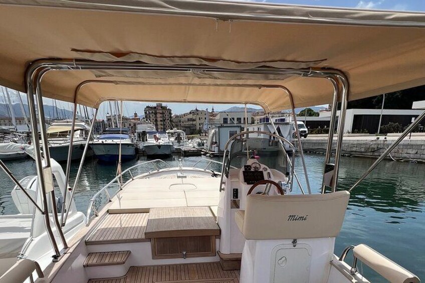 Un bateau était amarré dans une marina, avec d’autres bateaux et des bâtiments en arrière-plan. 3