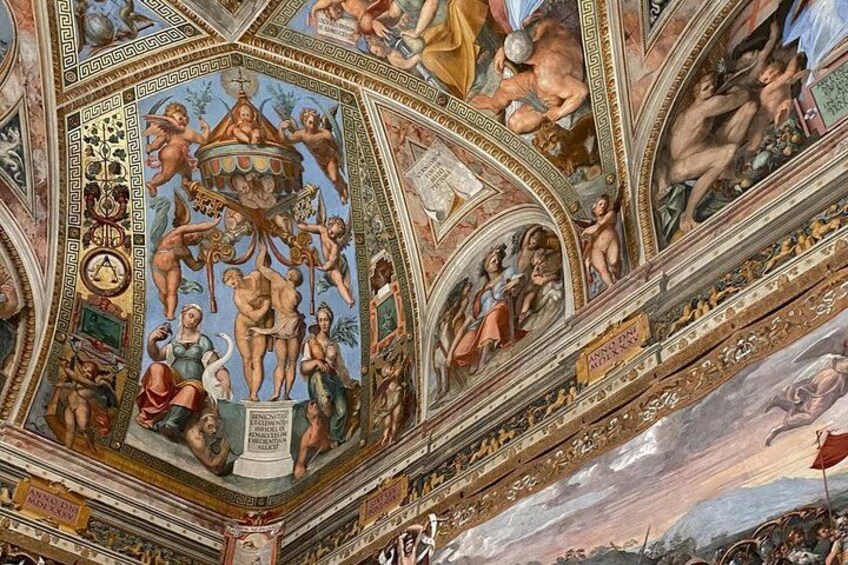 Un ricco affresco al soffitto raffigura figure classiche e elementi architettonici. 3