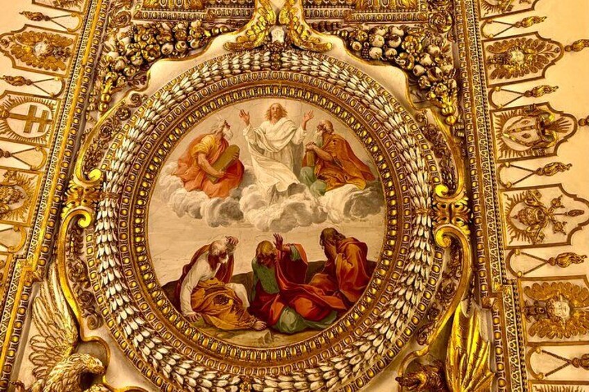 Une fresque détaillée ornant le plafond, représentant des figures religieuses et des décorations dorées élaborées. 4