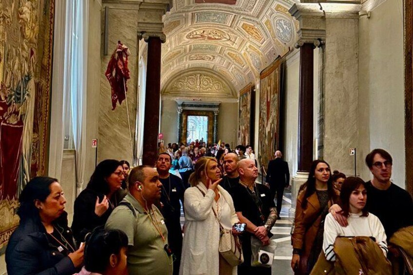 Un couloir bondé, orné de colonnes richement décorées et doté d’un plafond très haut. 3