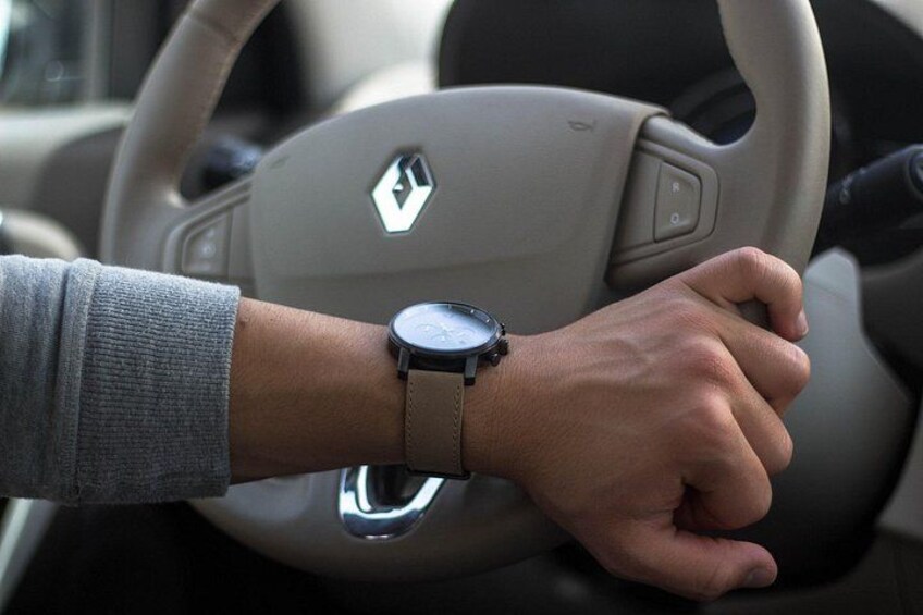 Una mano sobre el volante con un reloj en la muñeca. 2
