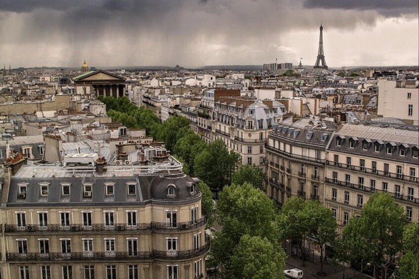 Un paisaje urbano con edificios históricos, una torre destacada y una zona verde con parque. 4