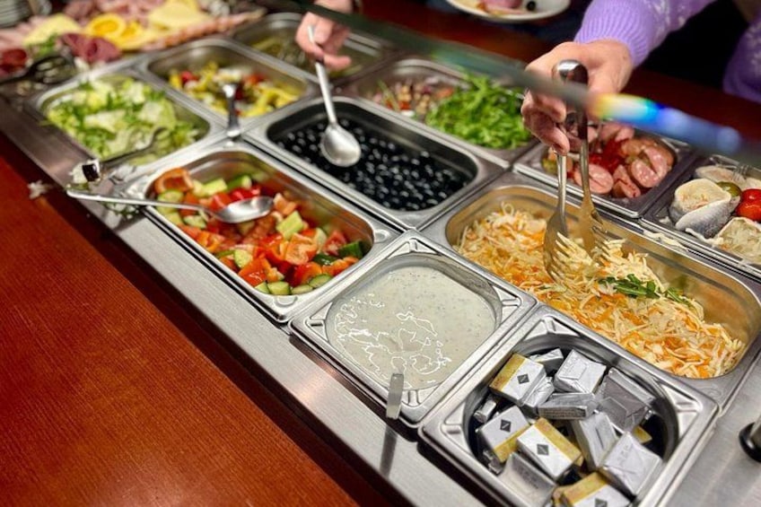 Un buffet proposant une variété de plats. 2